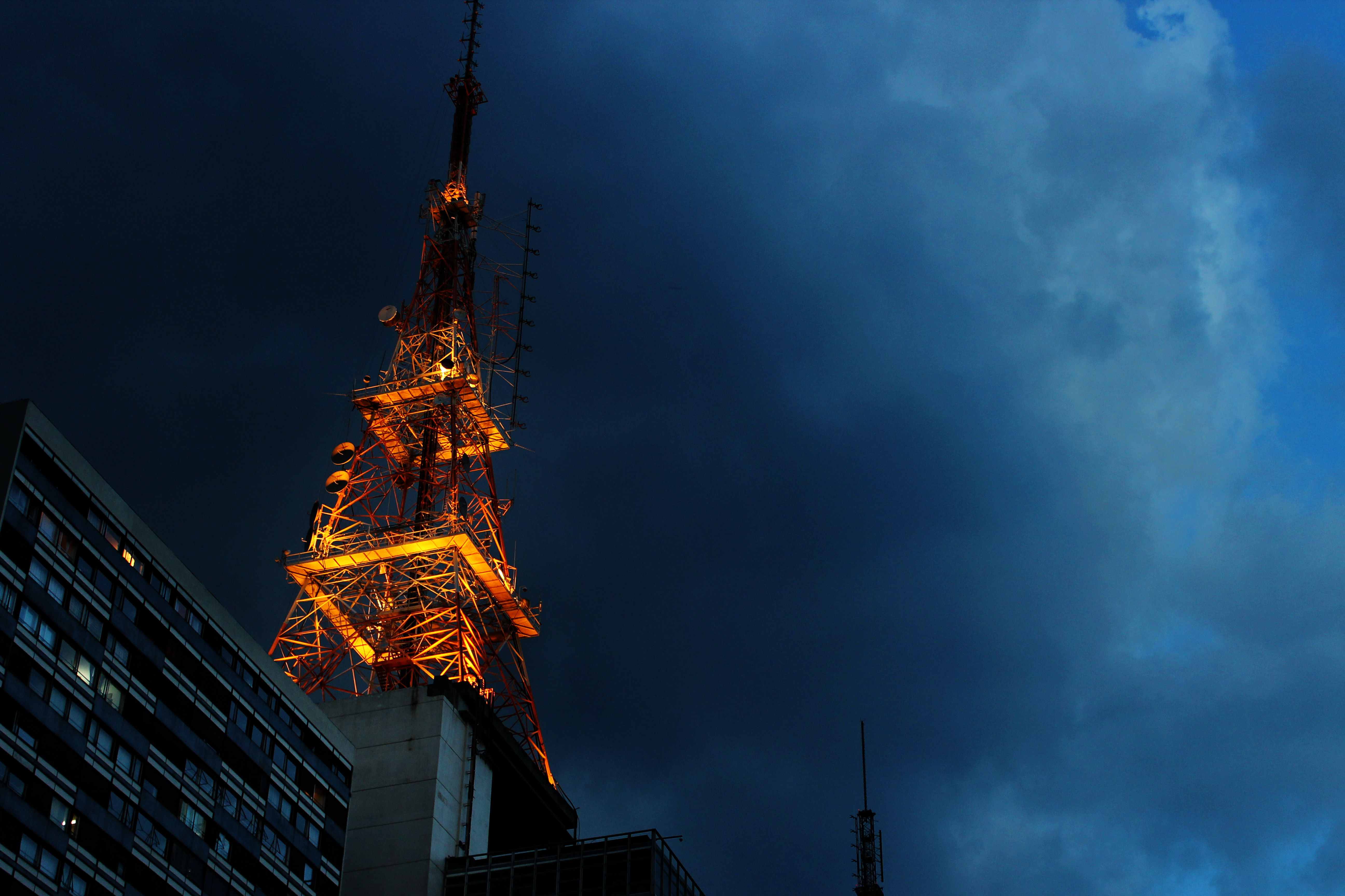 Imagem da antena iluminda do edifício Gazeta