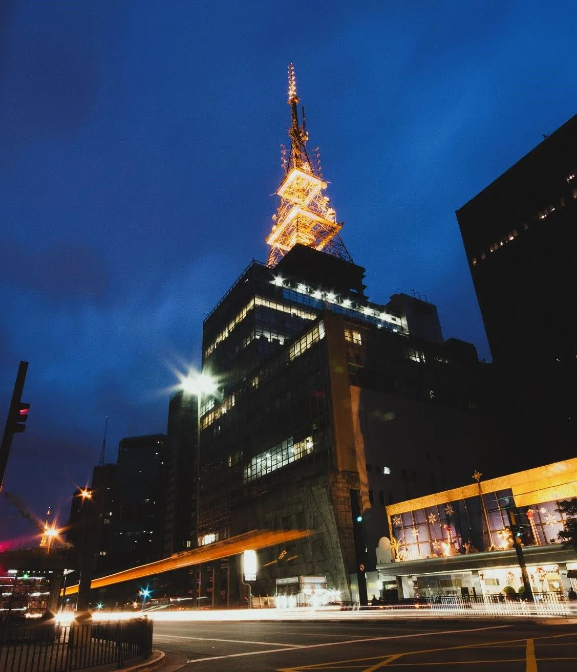 Imagem da torre da TV Gazeta e da Rádio Gazeta FM
