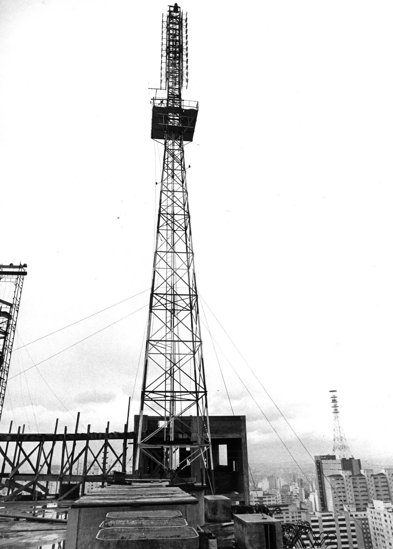 Imagem antiga da torre da TV Gazeta e da Rádio Gazeta FM