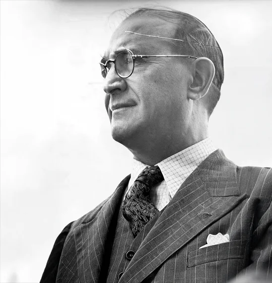 Foto do Cásper Líbero de perfil