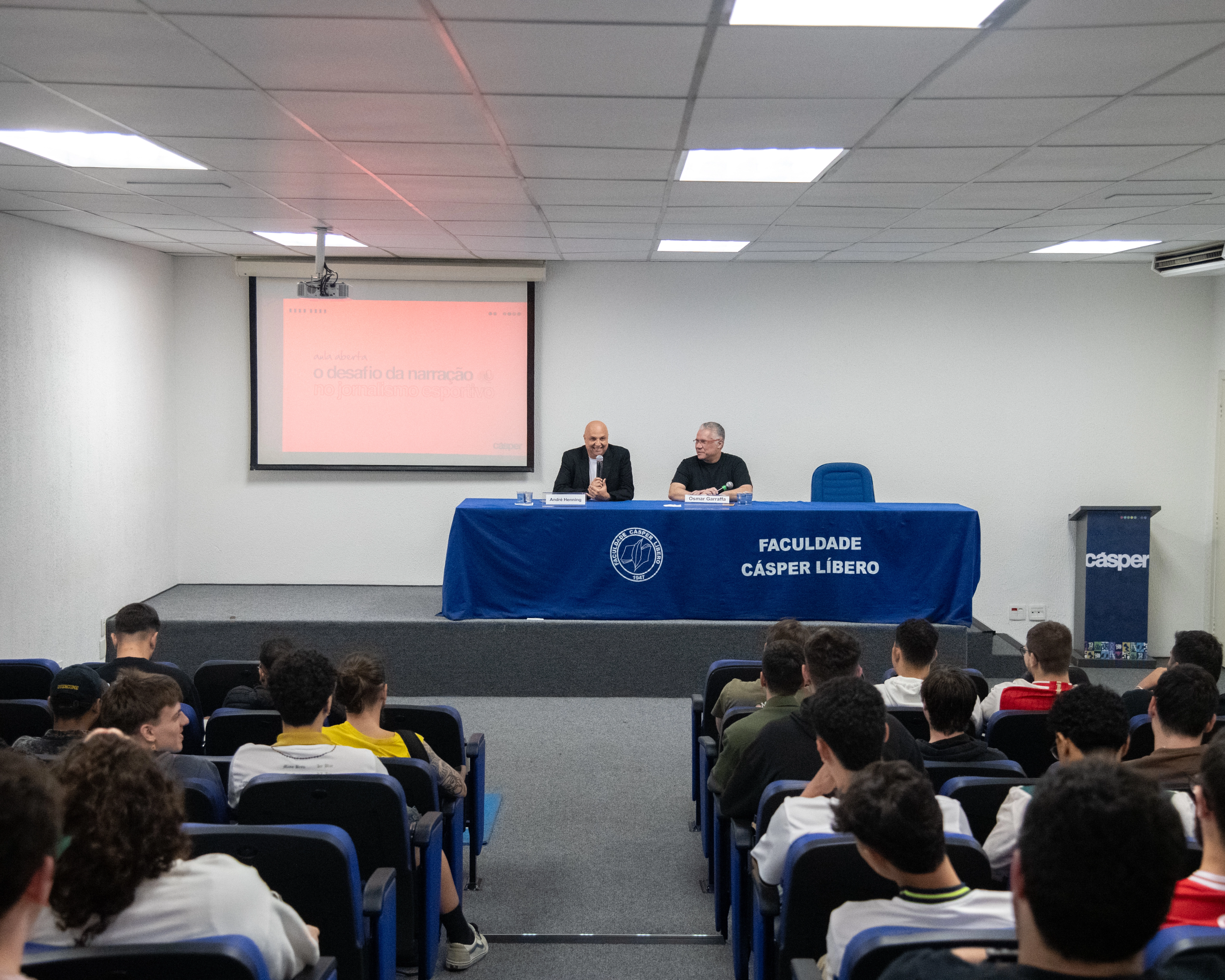 Foto de uma aula da Faculdade Cásper Líbero