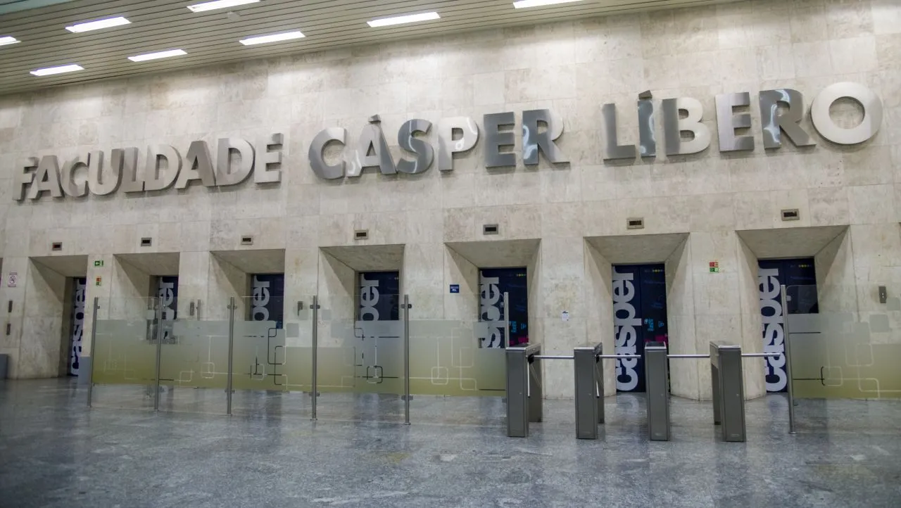 Foto da entrada da Faculdade Cásper Líbero
