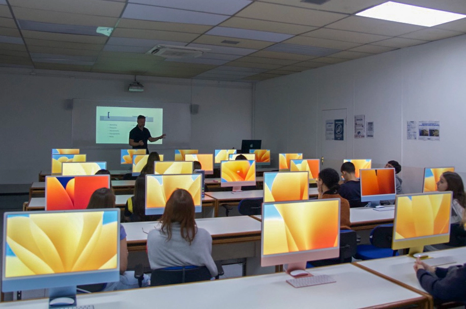 Foto do laboratório de Mac da Faculdade Cásper Líbero