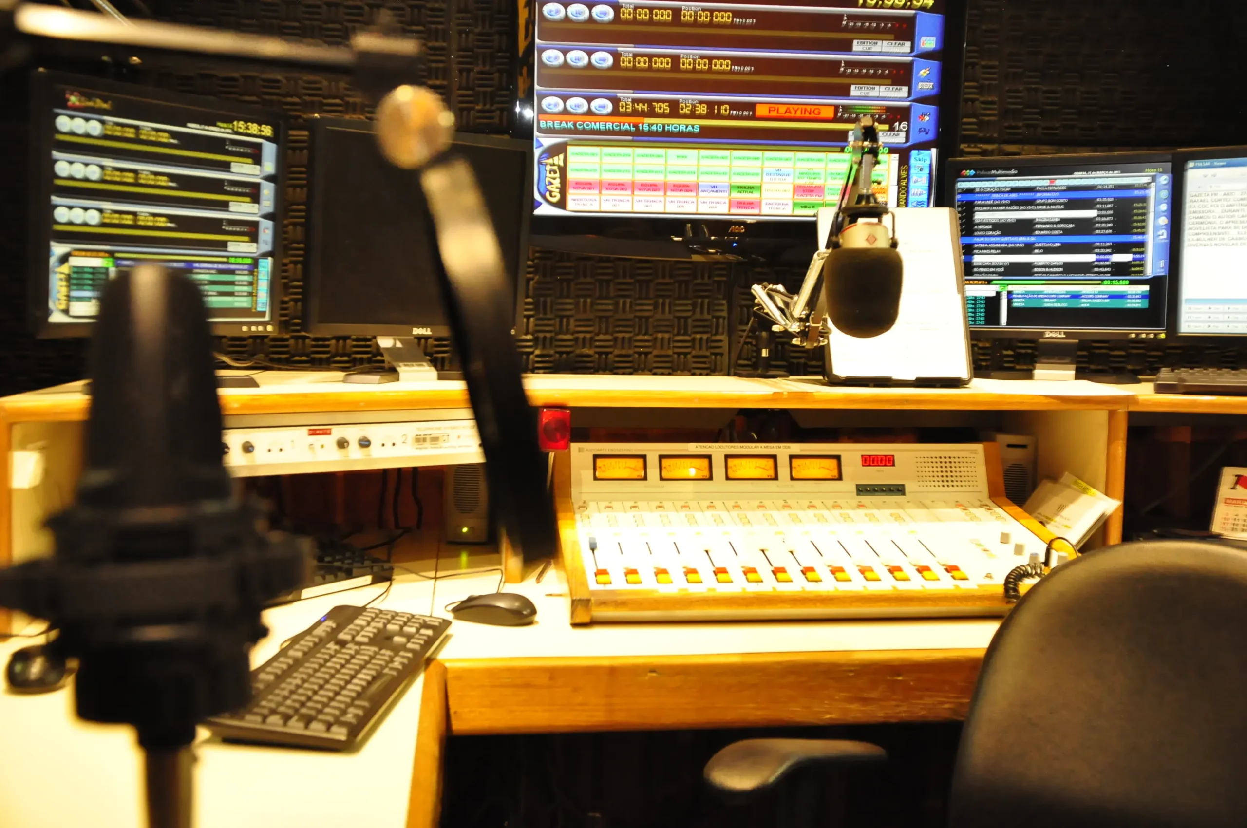 Foto dos equipamentos da Rádio